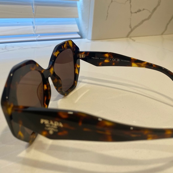Prada women’s polarized sunglasses with case - Picture 5 of 6